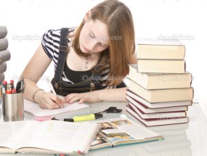 Mädchen, Schülerin beim Lernen, Hausaufgaben machen am Schreibtisch mit Büchern vor weißem Hintergrund.